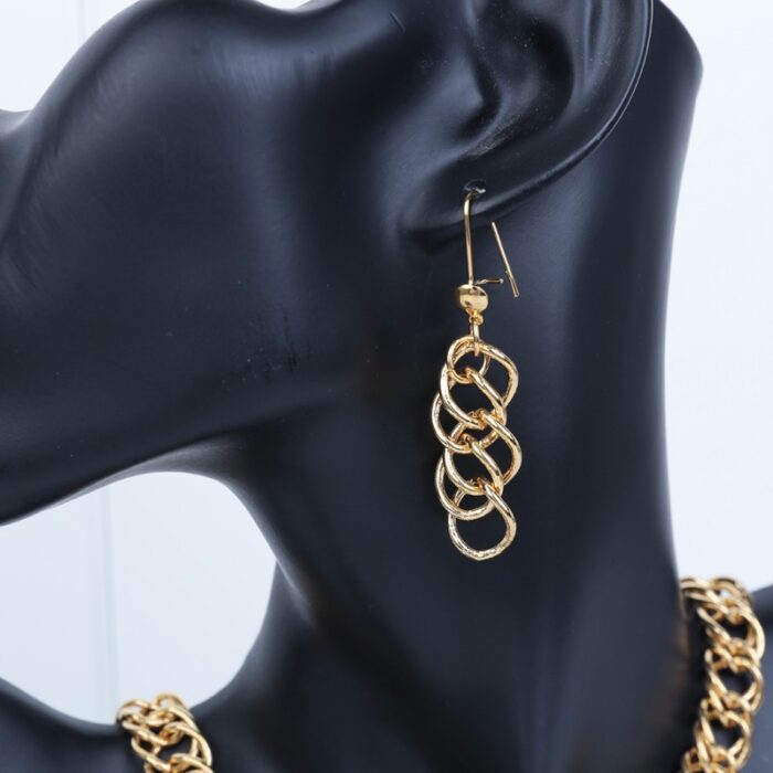 ⁦طقم اكسسورارت 4 قطع بتصميم جنزير وليرات لون ذهبي⁩ - الصورة ⁦5⁩