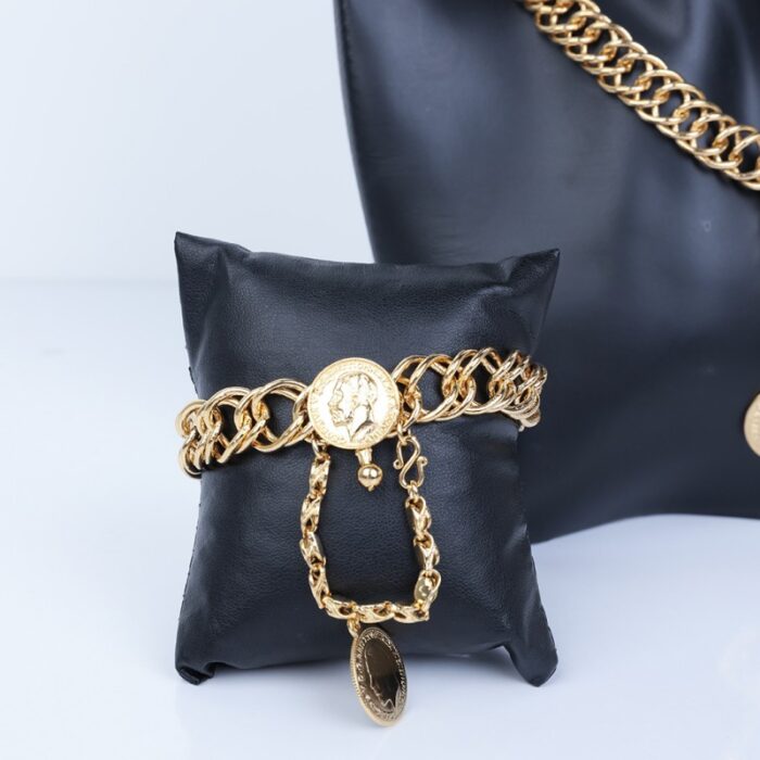 ⁦طقم اكسسورارت 4 قطع بتصميم جنزير وليرات لون ذهبي⁩ - الصورة ⁦7⁩