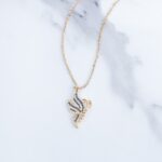 سلسال ذهبي بتصميم فراشة مع زركون كحلي