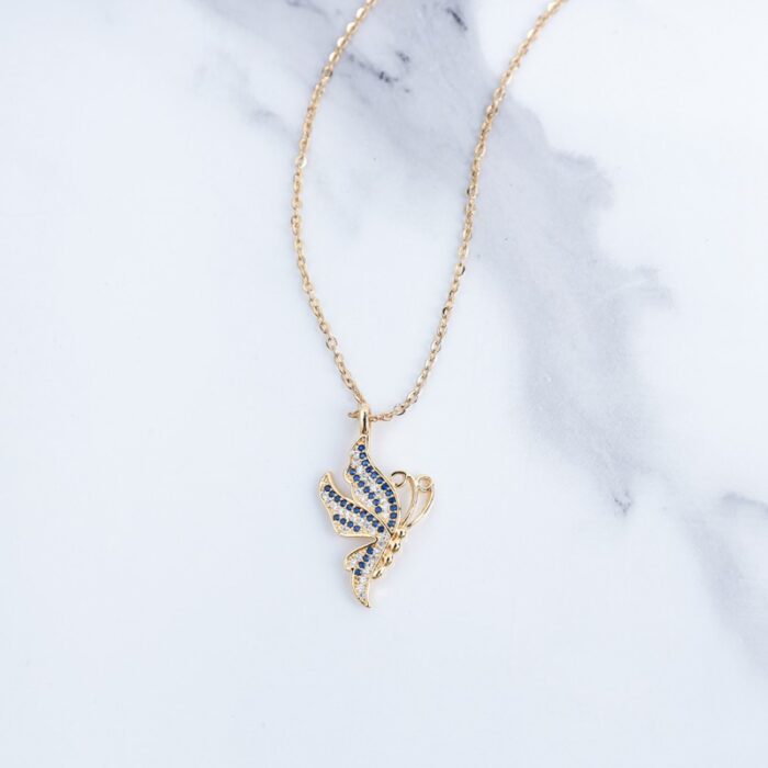 10336340_67dc579406484 سلسال ذهبي بتصميم فراشة مع زركون كحلي - الصورة 1