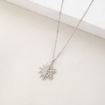 سلسال فضي بتصميم شمس وندفة ثلج