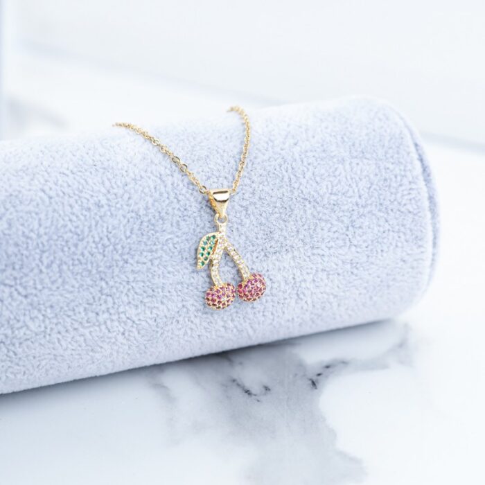 ⁦سلسال ذهبي بتصميم كرز أحمر⁩ - الصورة ⁦2⁩