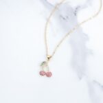 ⁦سلسال ذهبي بتصميم كرز أحمر⁩ - الصورة ⁦3⁩