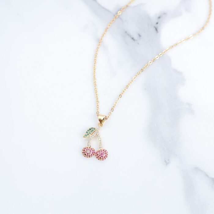 ⁦سلسال ذهبي بتصميم كرز أحمر⁩ - الصورة ⁦3⁩