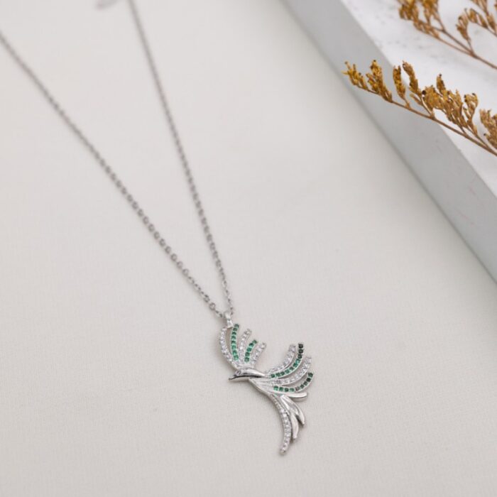 10336350_67dc579c2b9c7 سلسال فضي بتصميم طائر العنقاء لون أخضر - الصورة 1