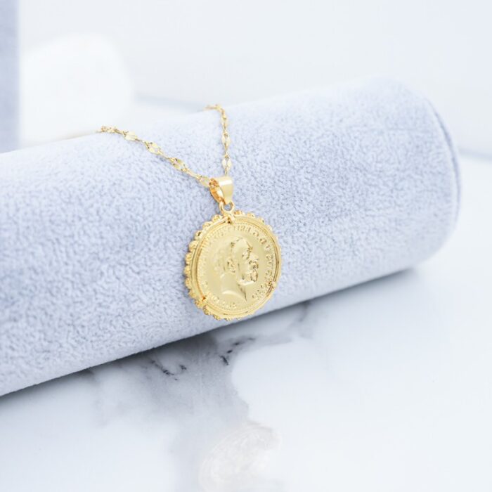 ⁦سلسال ذهبي بتصميم ليرة بإطار طابات⁩ - الصورة ⁦2⁩