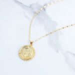 ⁦سلسال ذهبي بتصميم ليرة بإطار طابات⁩ - الصورة ⁦3⁩