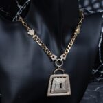 ⁦قلادة بتصميم قفل مفتاح بأحجار زركون لون ذهبي⁩ - الصورة ⁦2⁩