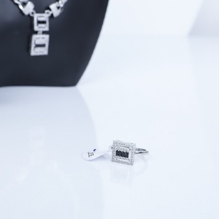 ⁦طقم اكسسوارات فضي 4 قطع بتصميم جنزير مع أحجار زركون حجم 7⁩ - الصورة ⁦6⁩