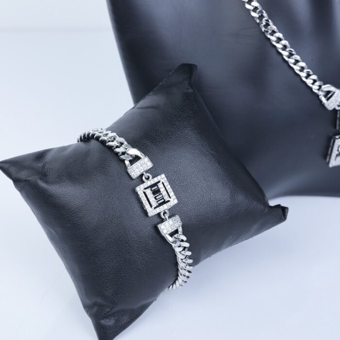 ⁦طقم اكسسوارات فضي 4 قطع بتصميم جنزير مع أحجار زركون حجم 8⁩ - الصورة ⁦2⁩