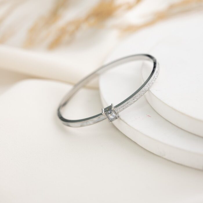 ⁦سوار فضي بتصميم حجر زركون أبيض⁩ - الصورة ⁦1⁩