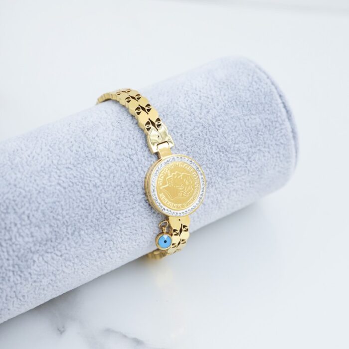 ⁦سوار ذهبي بتصميم ليرة⁩ - الصورة ⁦1⁩