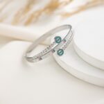 سوار فضي مع أحجار بيضاء