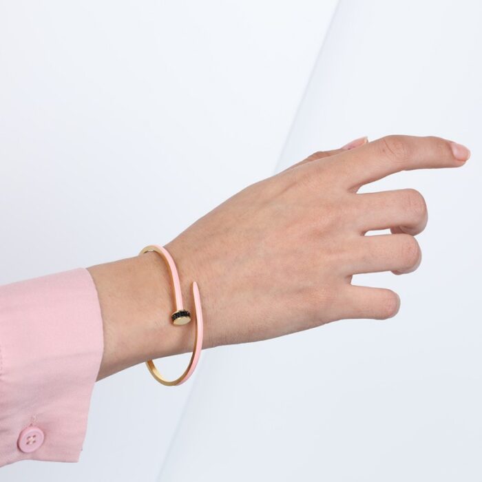 ⁦سوار ذهبي بتصميم مسمار لون زهري⁩ - الصورة ⁦2⁩