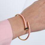 ⁦سوار ذهبي بتصميم مسمار لون زهري⁩ - الصورة ⁦3⁩