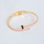 ⁦سوار ذهبي بتصميم مسمار لون زهري⁩ - الصورة ⁦4⁩