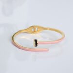 ⁦سوار ذهبي بتصميم مسمار لون زهري⁩ - الصورة ⁦5⁩