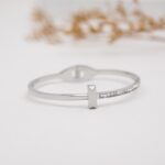 سوار فضي بتصميم نص زركون ونص ستيل