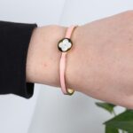 ⁦سوار ذهبي وزهري بتصميم وردة⁩ - الصورة ⁦2⁩