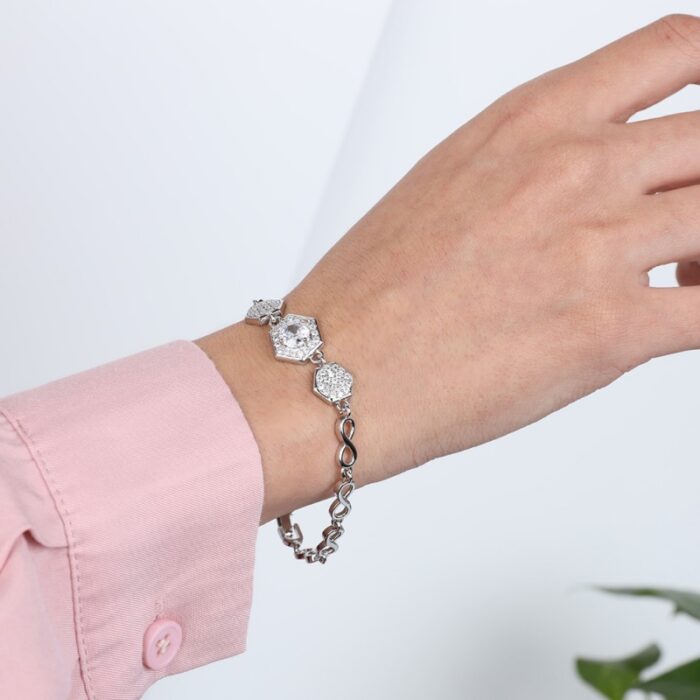 10336438_67dc584362dad سوار فضي بتصميم سداسي مع حجر زركون أبيض - الصورة 1