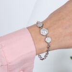 ⁦سوار فضي بتصميم سداسي مع حجر زركون أبيض⁩ - الصورة ⁦2⁩