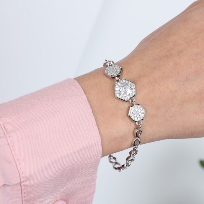 ⁦سوار فضي بتصميم سداسي مع حجر زركون أبيض⁩ - الصورة ⁦2⁩