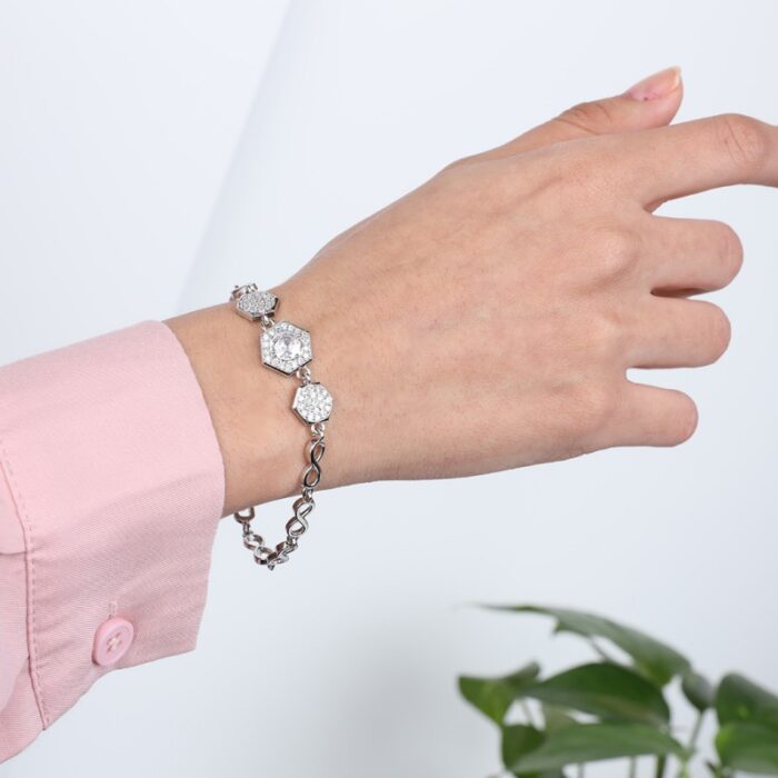 ⁦سوار فضي بتصميم سداسي مع حجر زركون أبيض⁩ - الصورة ⁦3⁩