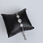 ⁦سوار فضي بتصميم سداسي مع حجر زركون أبيض⁩ - الصورة ⁦4⁩