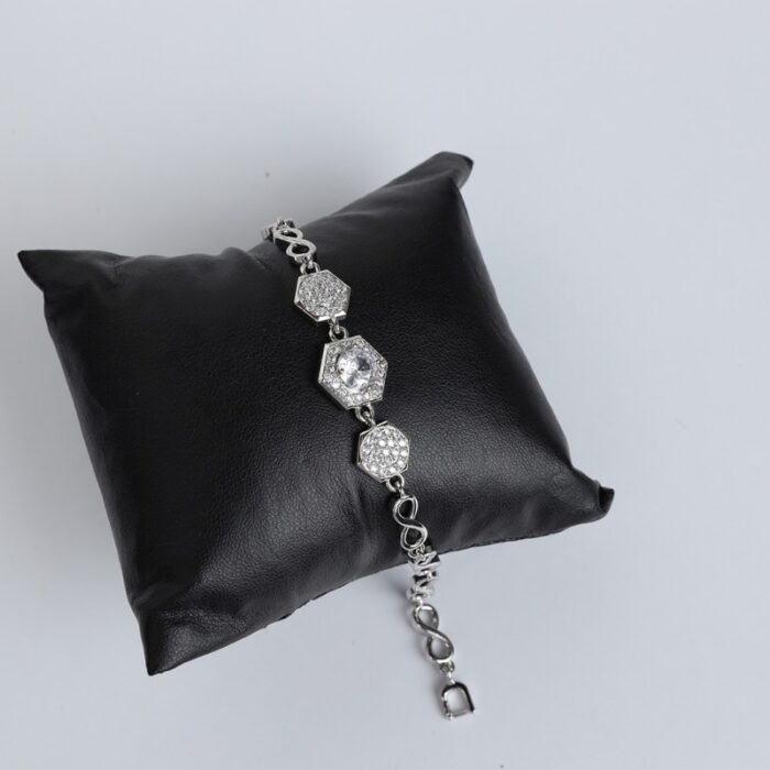 ⁦سوار فضي بتصميم سداسي مع حجر زركون أبيض⁩ - الصورة ⁦4⁩