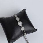 ⁦سوار فضي بتصميم سداسي مع حجر زركون أبيض⁩ - الصورة ⁦5⁩