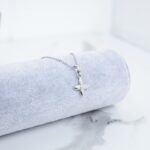 ⁦سلسال فضي بتصميم وردة⁩ - الصورة ⁦2⁩