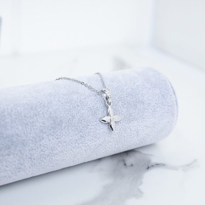 ⁦سلسال فضي بتصميم وردة⁩ - الصورة ⁦2⁩