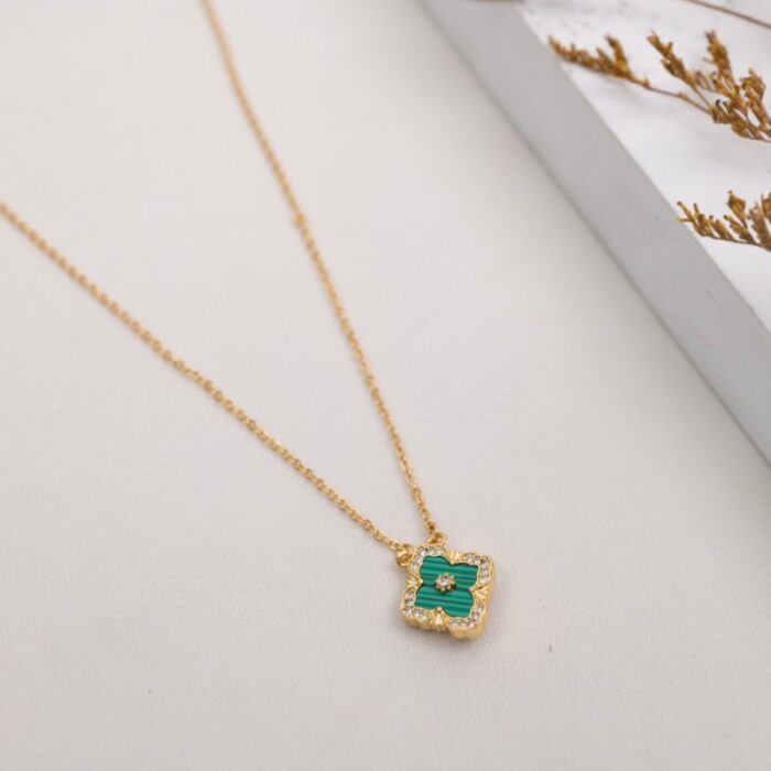 10336472_67dc585bd408d سلسال ذهبي وجهين بتصميم وردة لون أخضر وأسود - الصورة 1