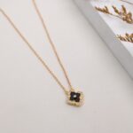 ⁦سلسال ذهبي وجهين بتصميم وردة لون أخضر وأسود⁩ - الصورة ⁦2⁩