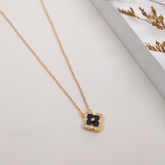 ⁦سلسال ذهبي وجهين بتصميم وردة لون أخضر وأسود⁩ - الصورة ⁦2⁩