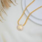 سلسال ذهبي بتصميم ليرة مع أحجار زركون