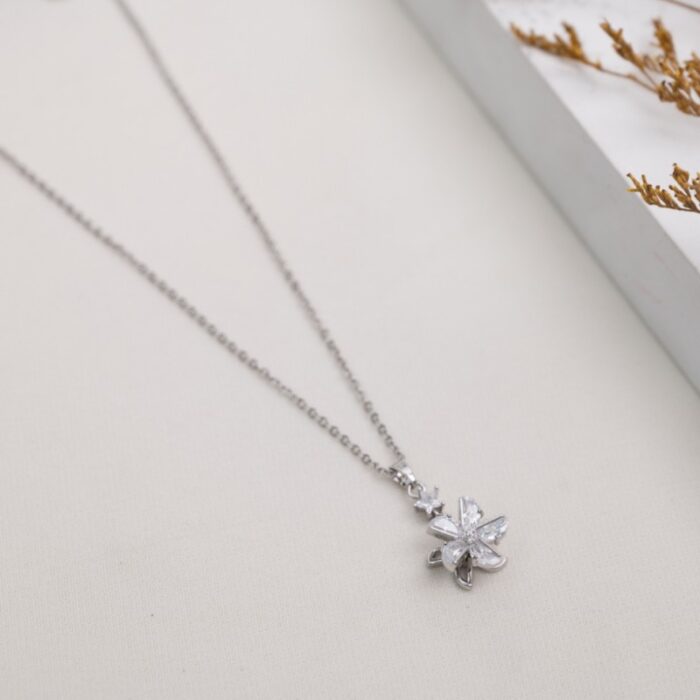 10336477_67dc586045093 سلسال فضي بتصميم وردة بأحجار بيضاء - الصورة 1