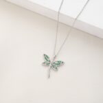 سلسال فضي بتصميم يعسوب أخضر