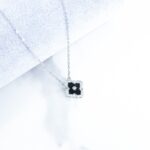 ⁦سلسال فضي وجهين بتصميم وردة لون أسود ولون أبيض⁩ - الصورة ⁦2⁩