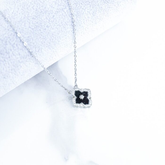 ⁦سلسال فضي وجهين بتصميم وردة لون أسود ولون أبيض⁩ - الصورة ⁦2⁩