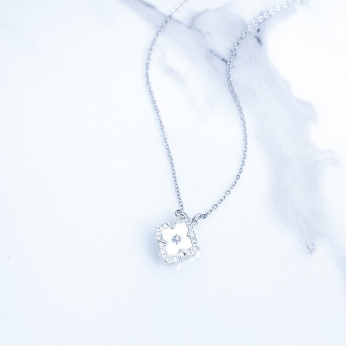 ⁦سلسال فضي وجهين بتصميم وردة لون أسود ولون أبيض⁩ - الصورة ⁦4⁩