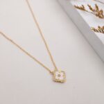 ⁦سلسال ذهبي وجهين بتصميم وردة لون أسود و أبيض⁩ - الصورة ⁦2⁩