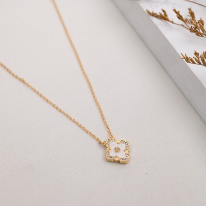 ⁦سلسال ذهبي وجهين بتصميم وردة لون أسود و أبيض⁩ - الصورة ⁦2⁩