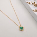 سلسال ذهبي وجهين بتصميم وردة  لون أخضر و أبيض