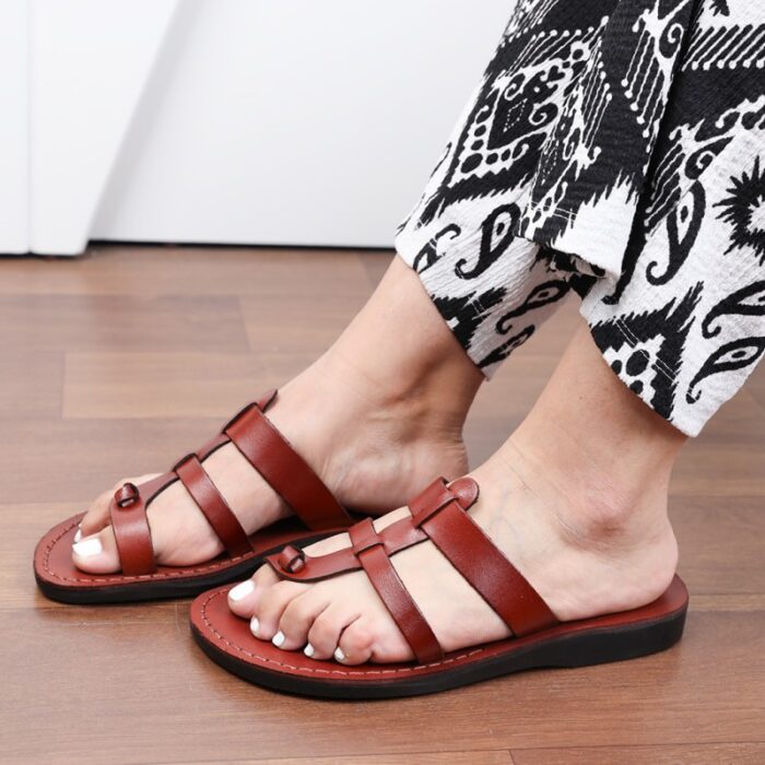 10336519_67dc58bb08add شبشب جلد من Camels للنساء لون كرميدي ونعل أسود - الصورة 1