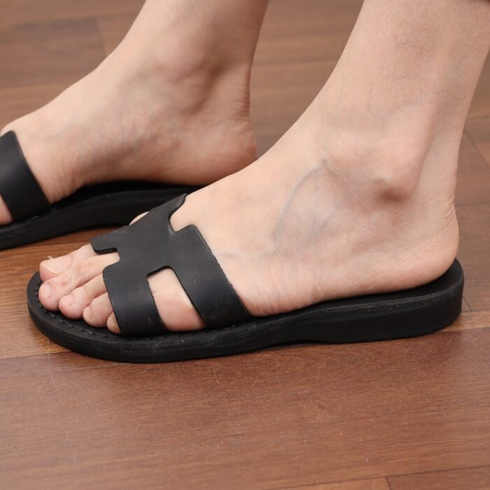 10336521_67dc58c2b3b4a شبشب جلد من Camels للنساء لون اسود - الصورة 1