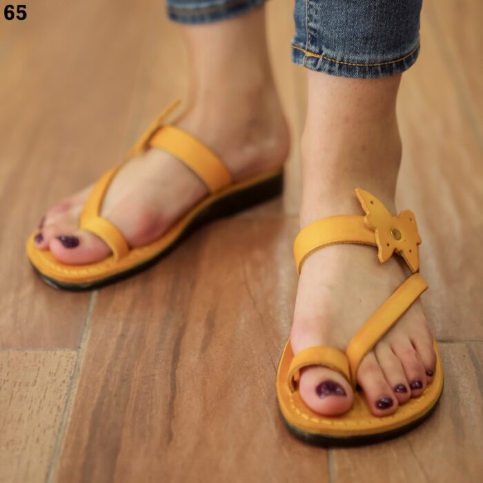 10336525_67dc58cb156f5 شبشب جلد من Camels بتصميم مفتوح من الأمام للنساء لون اصفر ونعل أسود - الصورة 1