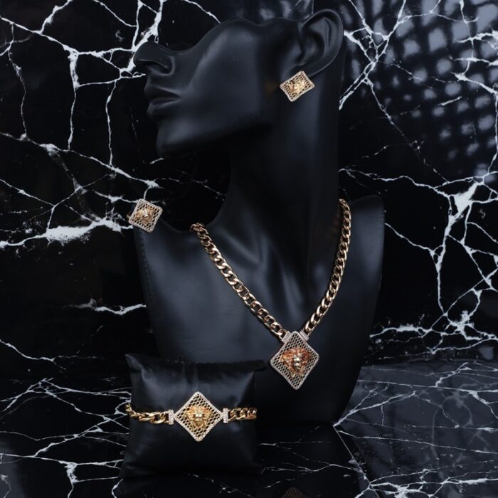 10336532_67dc58d120c94 طقم اكسسوارات 4 قطع لون ذهبي بتصميم فيرزاتشي حجم 6 - الصورة 1