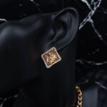 ⁦طقم اكسسوارات 4 قطع لون ذهبي بتصميم فيرزاتشي حجم 6⁩ - الصورة ⁦2⁩