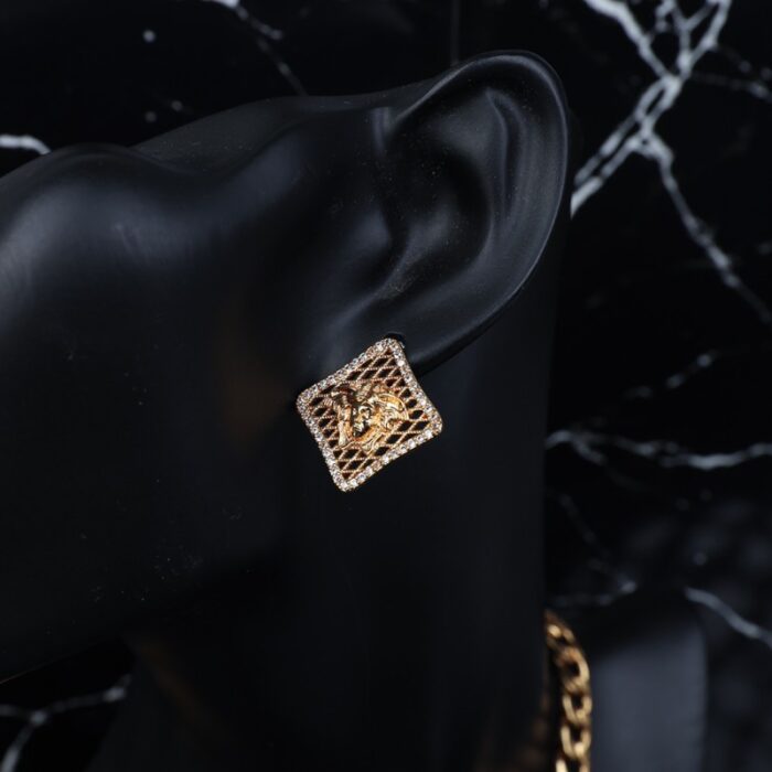 ⁦طقم اكسسوارات 4 قطع لون ذهبي بتصميم فيرزاتشي حجم 6⁩ - الصورة ⁦2⁩